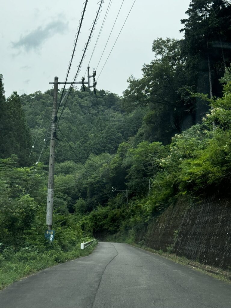 釜ケ滝滝茶屋　駐車場へ続く道