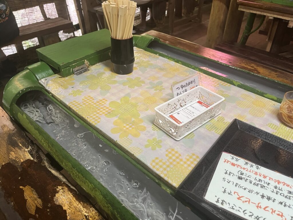 釜ケ滝滝茶屋流しそうめんテーブル